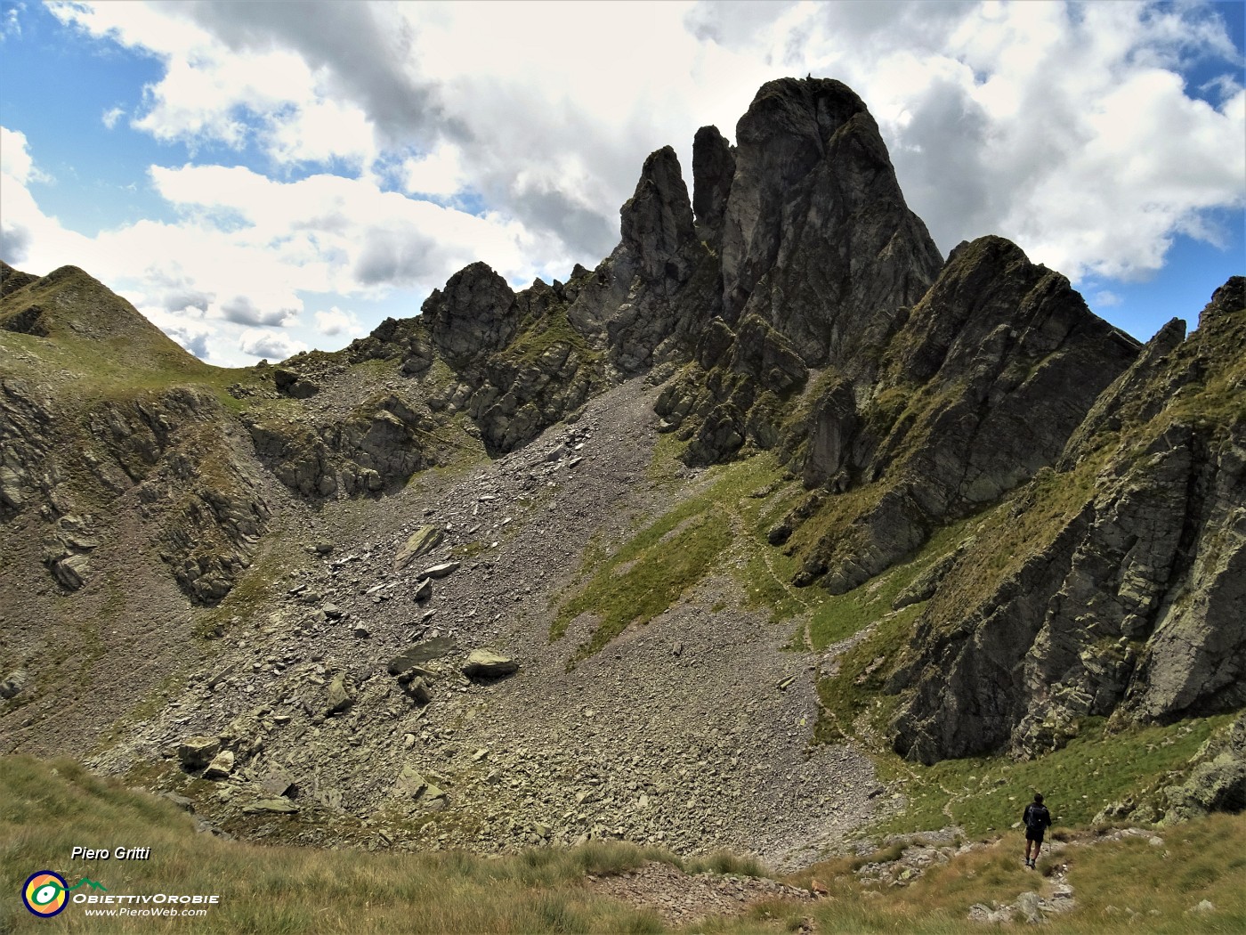 71 Scendiamo con attenzione nel passaggio su facili roccette.JPG